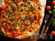 Италианска пица с аншоа, домати и кашкавал (с домашно тесто с мая)